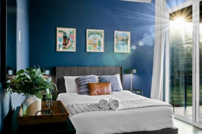 Downtown Gateway: Stylish Nest Near Austin Airport